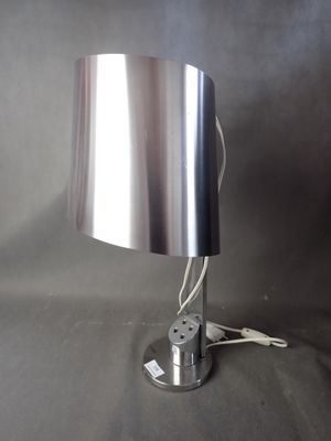 l'image d'une lampe posée sur une table