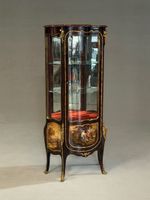 Vitrine en bois de placage et marqueterie, galbée de toutes … (photo 3)