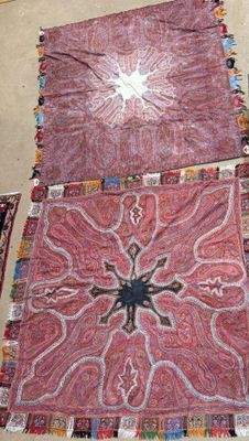 deux tapis posés par terre, avec une araignée sur l'un d'entre eux