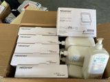 une boîte en carton contenant de nombreux objets