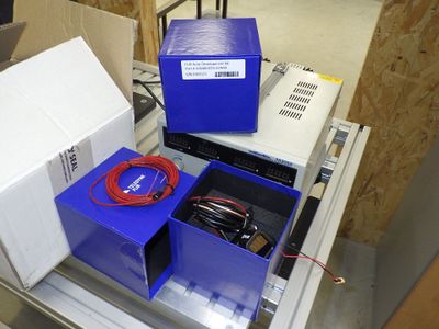 une boîte bleue contenant un fil rouge, une boîte bleue contenant un fil rouge et une boîte blanche contenant un fil rouge