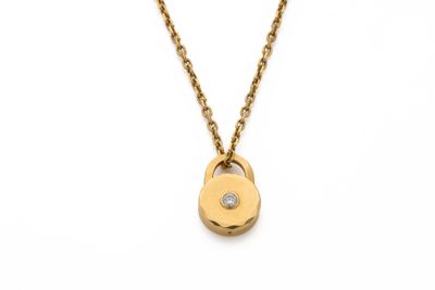 un collier avec un pendentif en forme de cadenas en or serti d'un diamant, monté sur une chaîne