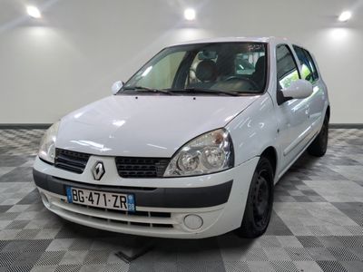 la photo d'une voiture blanche garée dans un garage