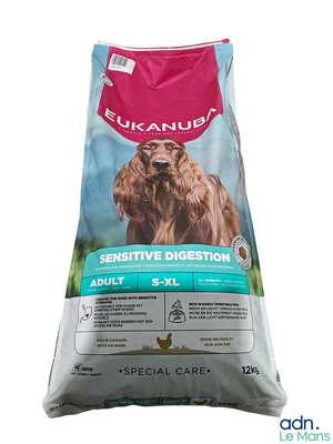 un gros plan d'un sac de croquettes pour chien sur fond blanc
