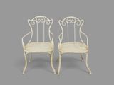 une paire de chaises blanches en fer forgé, avec accoudoirs et pieds