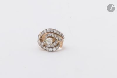 gros plan d'une bague en diamant sur une surface blanche