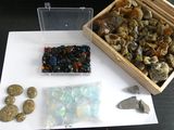 une boîte remplie de cailloux et de pierres posée sur une table