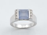 une image d'une bague ornée d'une pierre bleue et de diamants