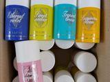 un gros plan sur une boîte en carton remplie de vernis à ongles de différentes couleurs