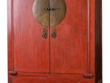 une armoire rouge munie d'une porte et d'une horloge