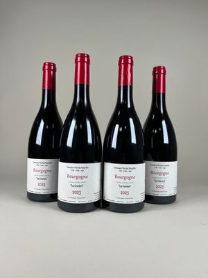 trois bouteilles de vin rouge sont alignées sur une table