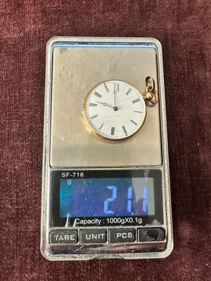 une horloge posée sur une balance