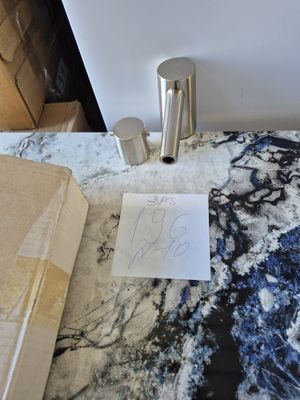 une table en marbre sur laquelle est posé un mot, à côté d'une boîte de papier toilette