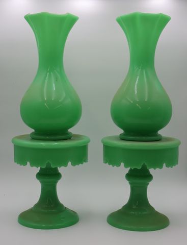 Paire de vases balustres sur socles, en opaline verte. Époque Lou...