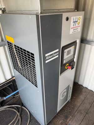 une machine qui se trouve à l'intérieur d'un bâtiment