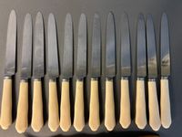 Lot d'argenterie comprenant : Couverts à salade en corne et … (photo 2)