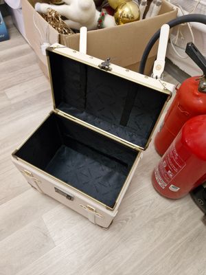 Mallette de coiffeur en simili cuir blanc et clous dorés