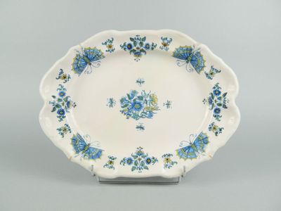un gros plan d'une assiette ornée de fleurs bleues
