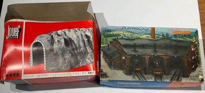 une boîte sur laquelle est représenté un train et une boîte sur laquelle est représenté un train