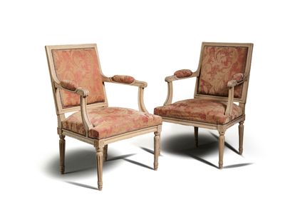 une paire de chaises en bois sculpté avec assise rembourrée, rembourrée, rembourrée, rembourrée, rembourrée, rembourrée, rembourrée, rembourrée, rembourrée, rembourrée