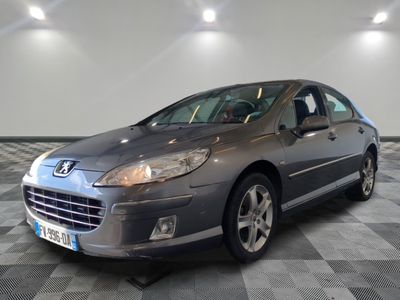 la voiture grise est garée dans le garage sur le sol en damier