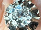 une main de femme portant une bague en diamant