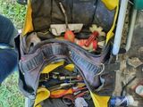 une valise contenant des outils, posée sur un banc