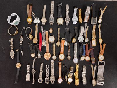 de nombreux modèles de montres sur un fond noir