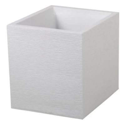 un gros plan d'un vase carré blanc sur fond blanc