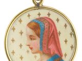 une photo ancienne représentant une femme portant un foulard orné d'étoiles