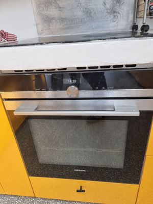 un four encastré dans le mur de la cuisine