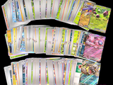 un lot de cartes posées sur une table