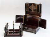 une petite boîte en bois contenant un stylo