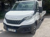 une camionnette blanche garée sur le parking