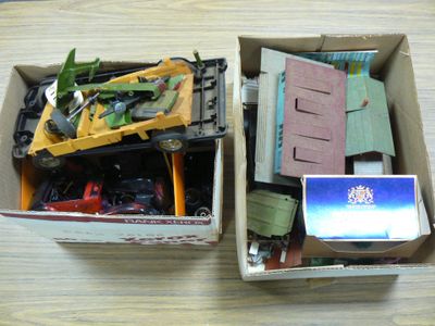 deux boîtes contenant des petites voitures, posées sur une table