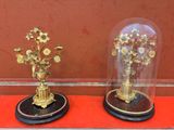 deux vases avec des fleurs sous un dôme en verre