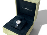 une boîte avec une montre à l'intérieur sur une surface blanche