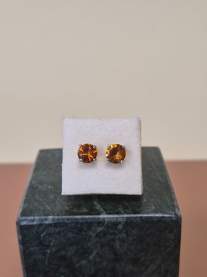 une paire de boucles d'oreilles posée sur un bloc de marbre
