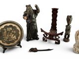 un ensemble de figurines asiatiques exposées sur un support blanc
