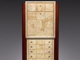 une vitrine en bois sur laquelle est posée une carte