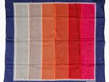 une écharpe multicolore sur fond blanc