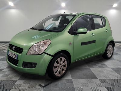 une photo d'une petite voiture verte garée dans un garage