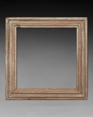 Large moulure en bois anciennement peint ou blanchi …