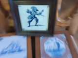 la photo d'une photo représentant un petit garçon posé sur une table