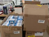 plusieurs cartons d'eau posés sur une table dans une tente