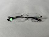 une paire de lunettes posée sur une surface blanche