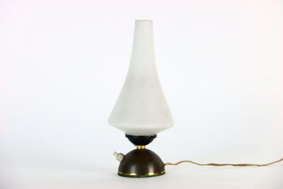 une lampe posée sur une table et munie d'un cordon