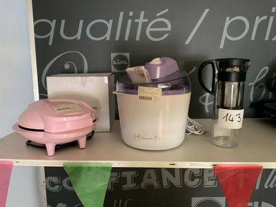 une étagère sur laquelle se trouvent un mixeur, une cafetière et d'autres objets
