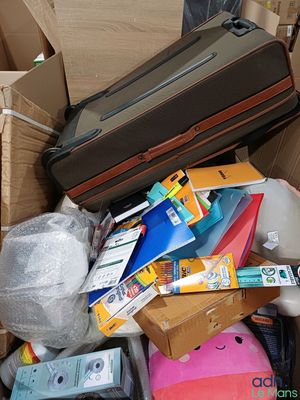 une pile de bagages et d'autres objets dans un carton