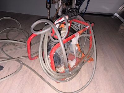 une photo montrant un tas de tuyaux posés par terre